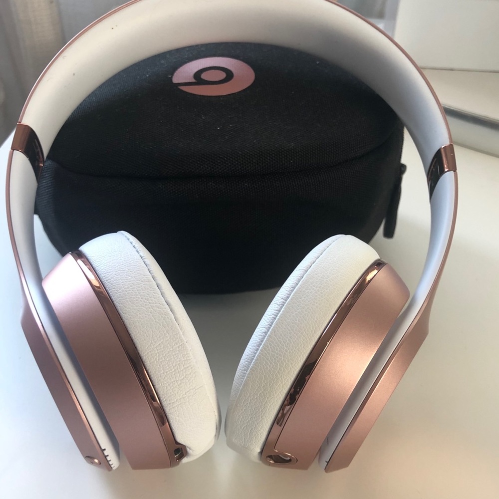 Rose Gold Beats Solo 3 Wireless Headphones